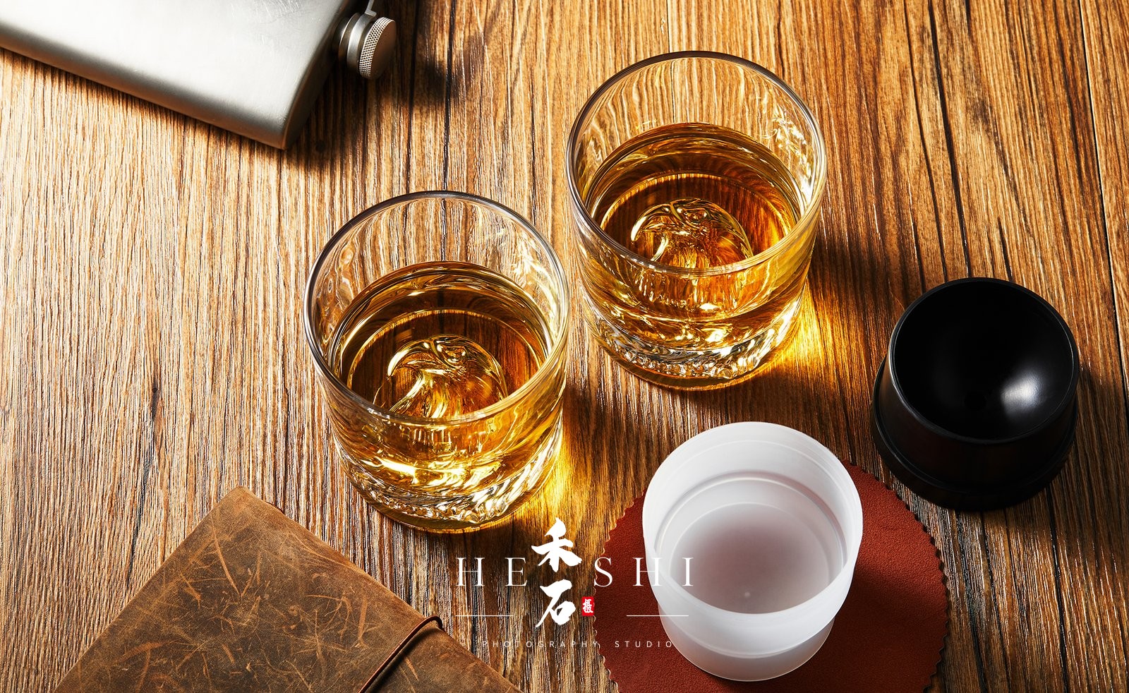 威士忌酒杯生活场景 · 家居餐厨 产品拍摄案例 - 禾石商业摄影