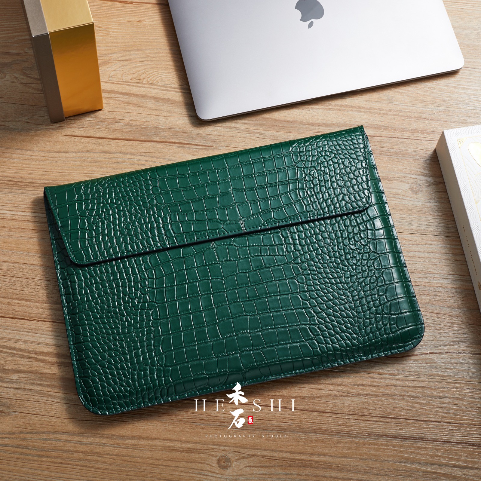 MacBook鳄鱼纹皮革内胆包 · 皮具 产品拍摄案例 - 禾石商业摄影